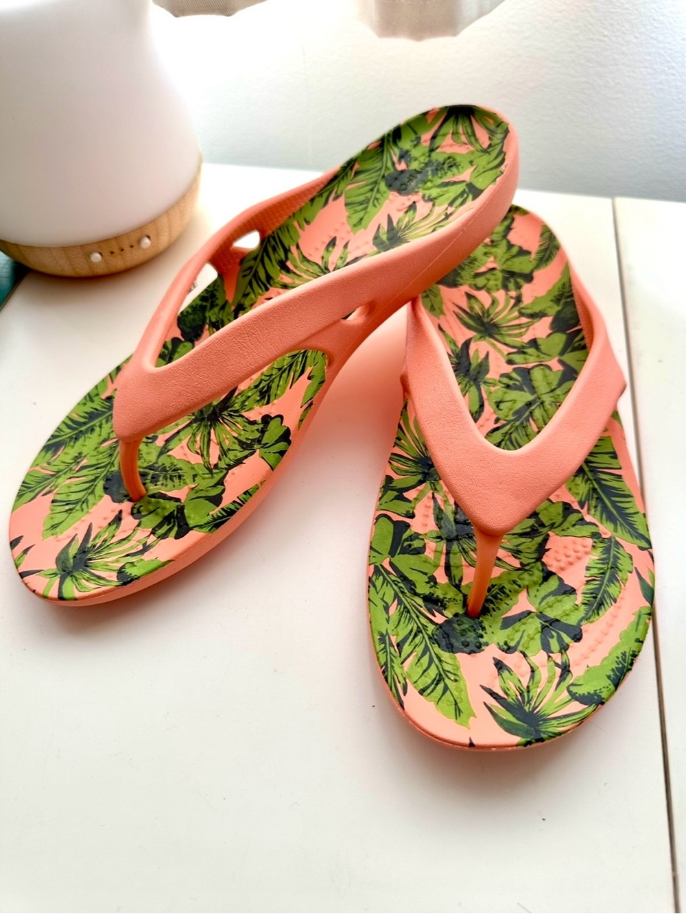 Crocs Kadee II Graphic Palm Print Flip Flops Sz 9 Papaya